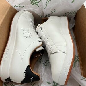 KURU ROAM 2 WIDE White and Tan leather Men's Sneakers size 9.5 Wide